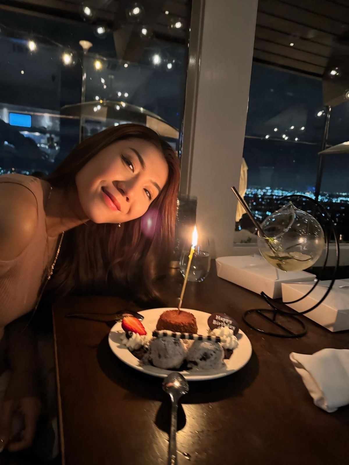 Cựu người mẫu Ngọc Quyên thổi nến mừng sinh nhật. Ảnh: FB Ngoc Quyen