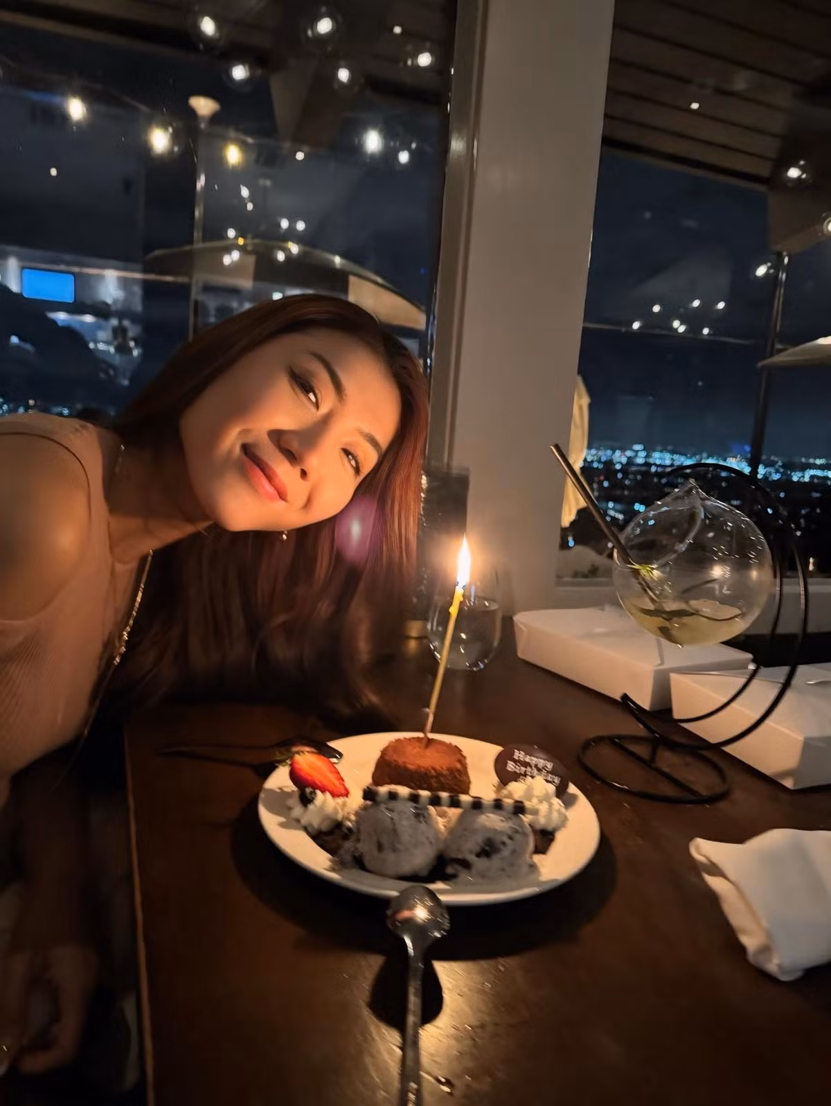 Cựu người mẫu Ngọc Quyên thổi nến mừng sinh nhật. Ảnh: FB Ngoc Quyen