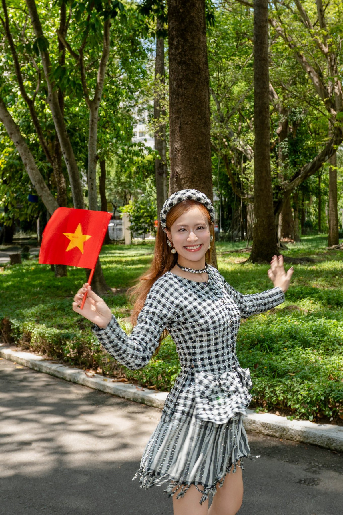  Tin tức sao Việt 29/4: Hoàng Thùy Linh tạo dáng vui tươi với bộ trang phục được biến tấu từ khăn rằn. Ảnh: FB Hoàng Thùy Linh