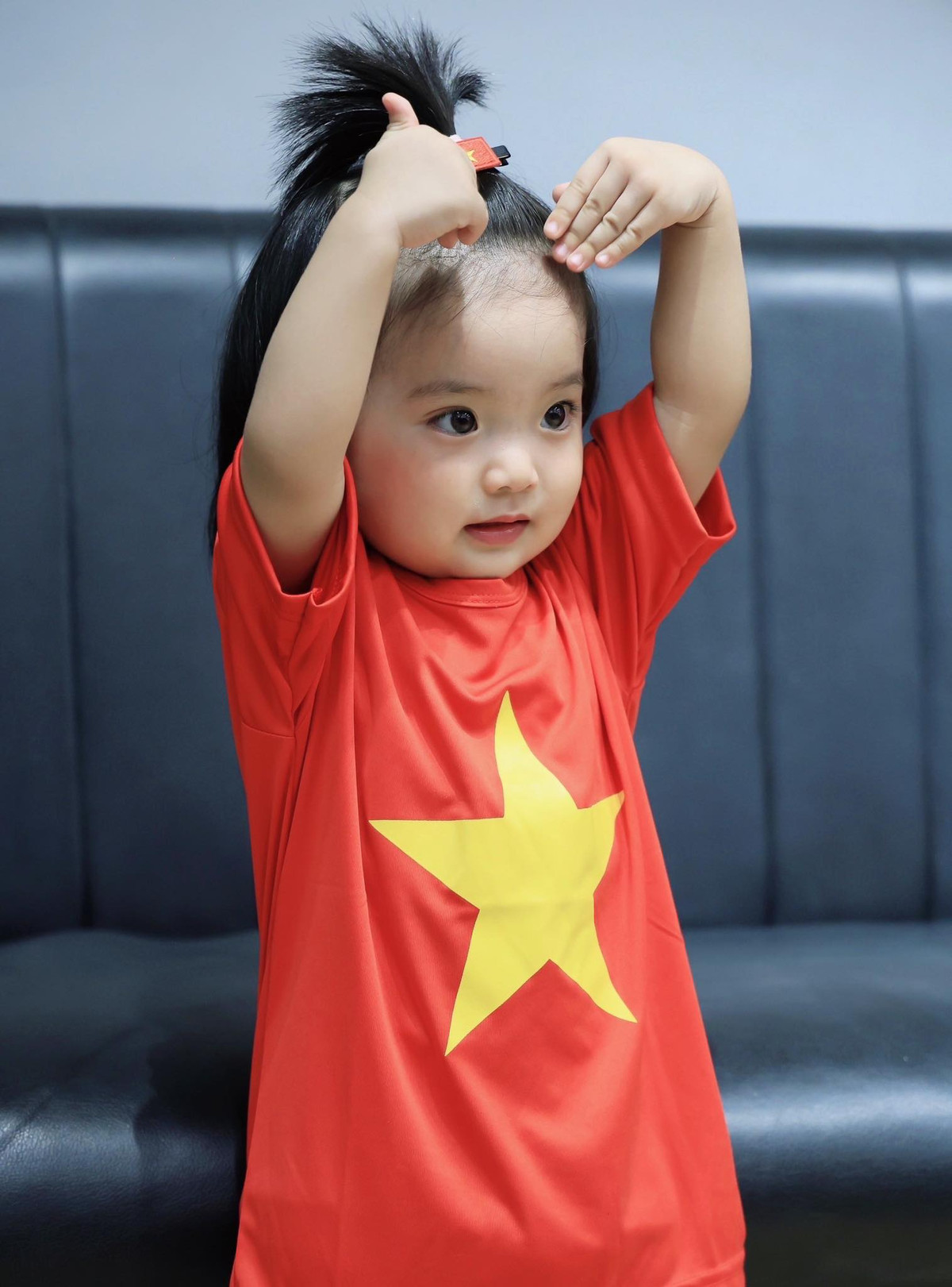 Con gái Lisa nhà Khánh Thi - Phan Hiển mặt áo cờ đỏ sao vàng tạo dáng siêu cưng mừng lễ 30/4 - 1/5. Ảnh: FB Khanh Thi Phan Hien