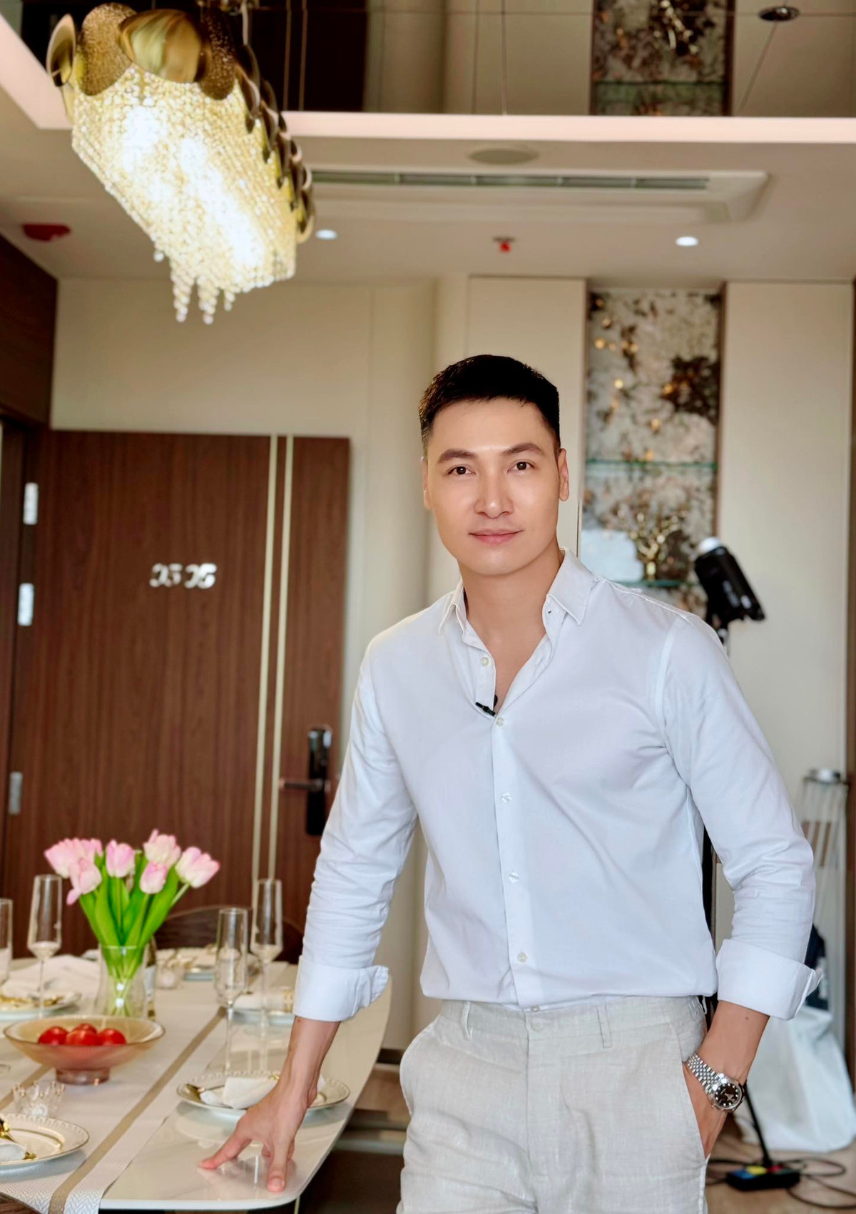 Diễn viên Mạnh Trường hỏi: "Ăn uống gì chưa người đẹp, để anh nấu cho". Ảnh: FB Nguyen Manh Truong