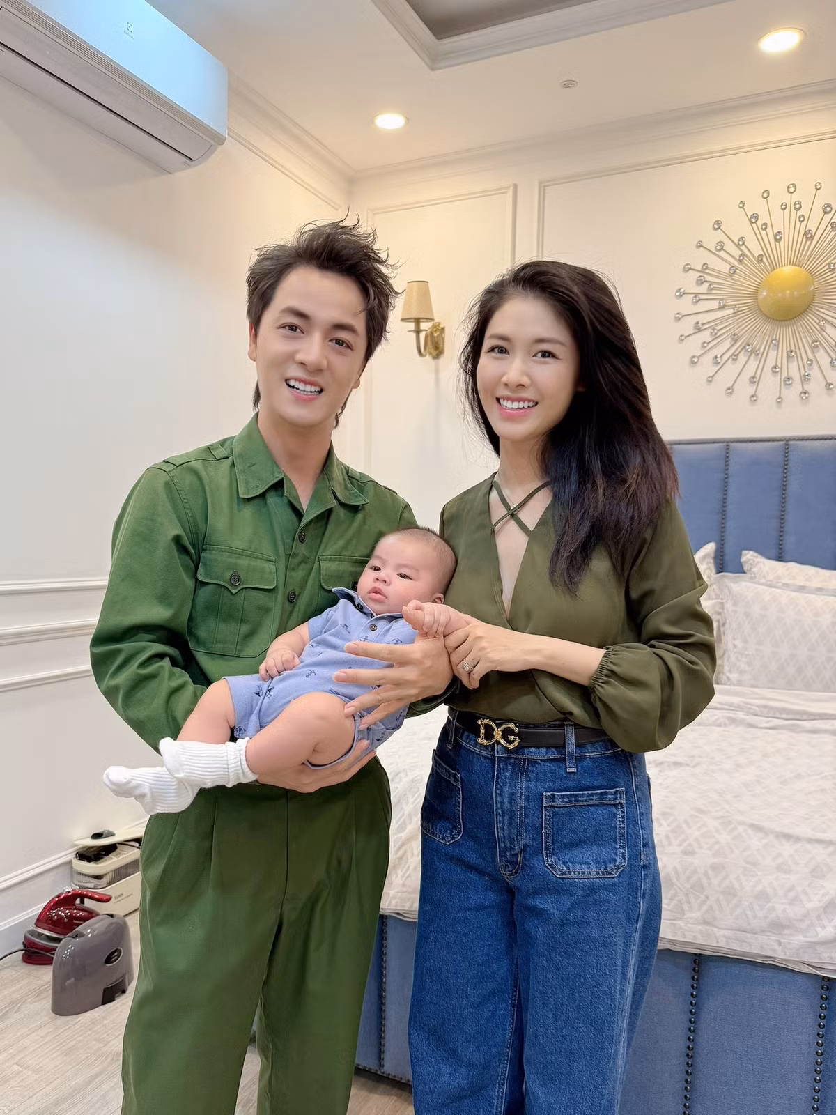 Ca sĩ Đăng Khôi chú thích ảnh: "Có chú bộ đội về thăm nhà, thăm mẹ, thăm Kai". Ảnh: FB Dang Khoi Nguyen