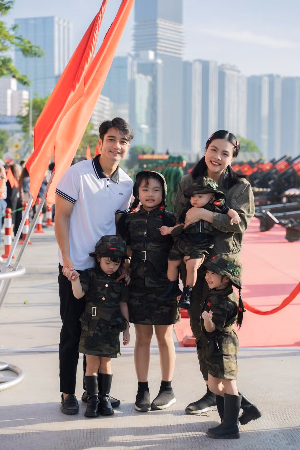 Cả nhà Vân Trang cùng nhau dậy từ 5h30 sáng và có mặt ở Bến Bạch Đằng chụp ảnh kỷ niệm. Ảnh: FB Diễn viên Vân Trang