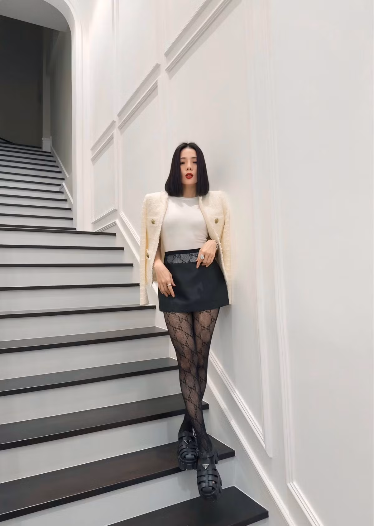 Ca sĩ Lệ Quyên khoe chân dài khi diện tất lưới. Ảnh: FB Lệ Quyên