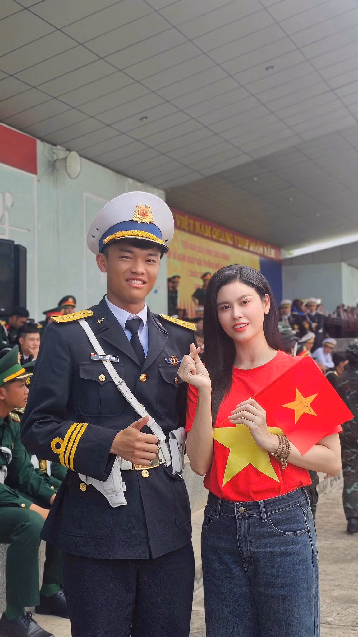 Trương Quỳnh Anh khoe ảnh chụp chung với các chiến sĩ toàn "cực phẩm". Ảnh: FB Trương Quỳnh Anh