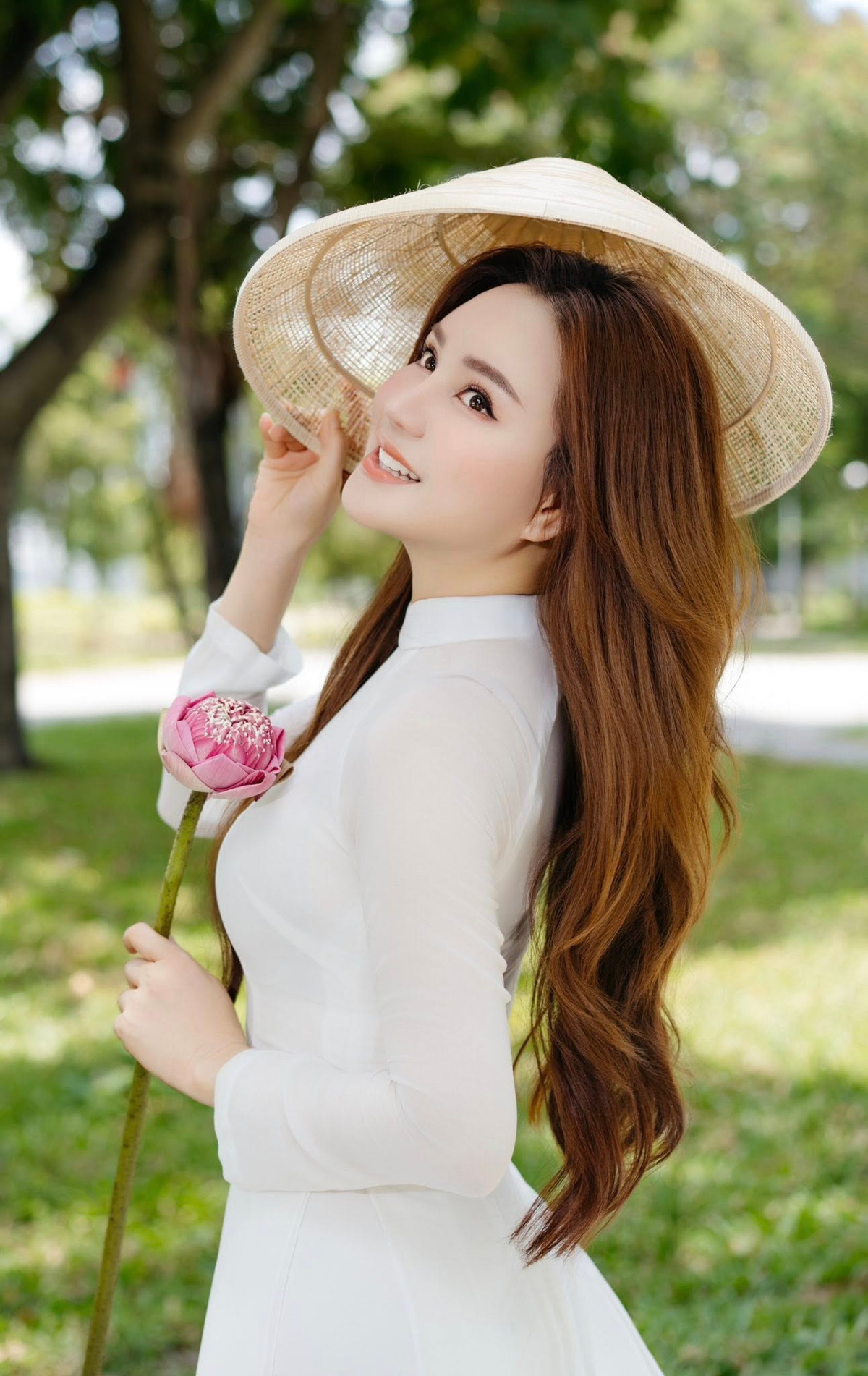 Tin tức sao Việt 26/4: Ca sĩ Vy Oanh đẹp duyên dáng với áo dài. Ảnh: FB Nguyễn Vy Oanh