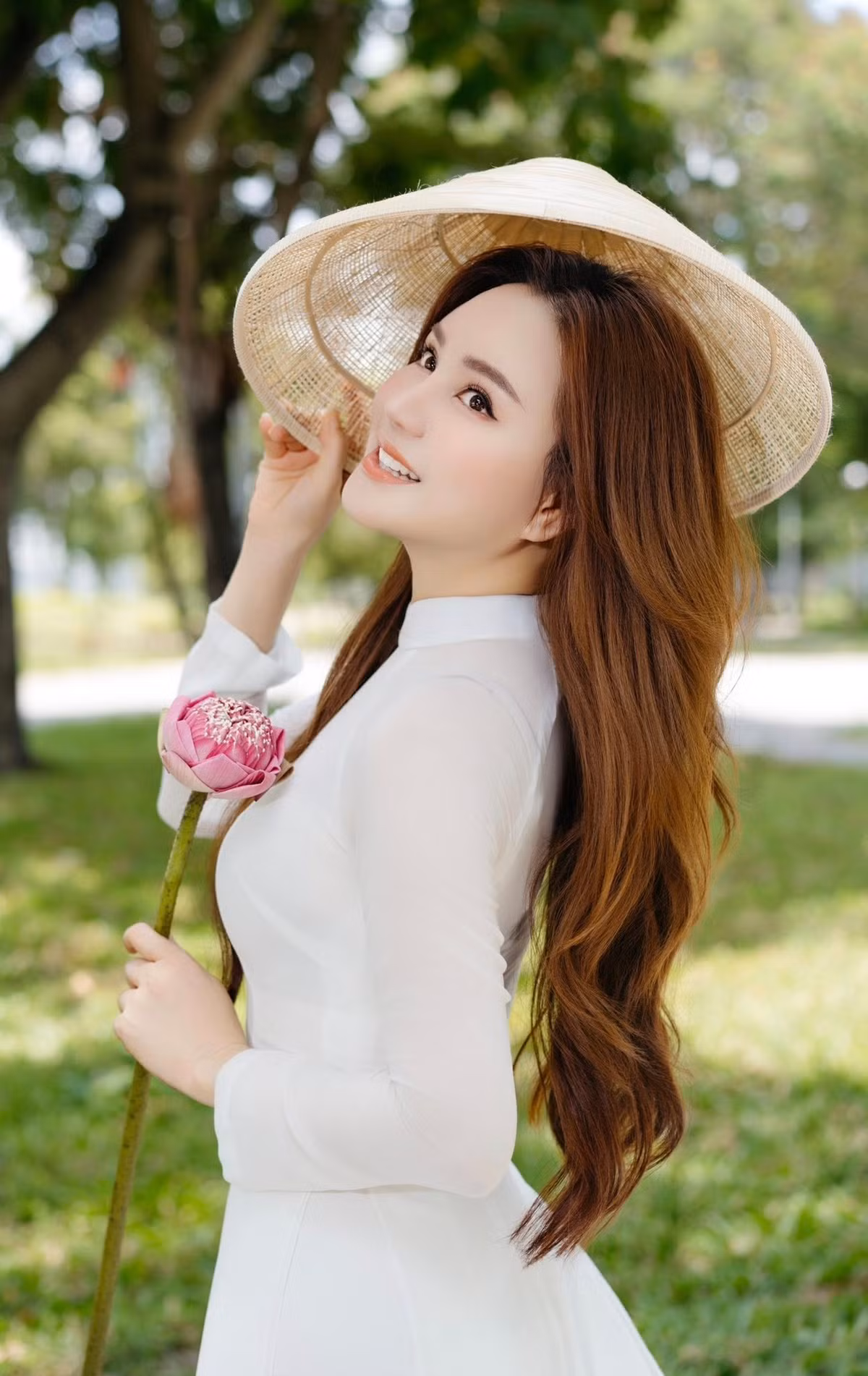  Tin tức sao Việt 26/4: Ca sĩ Vy Oanh đẹp duyên dáng với áo dài. Ảnh: FB Nguyễn Vy Oanh