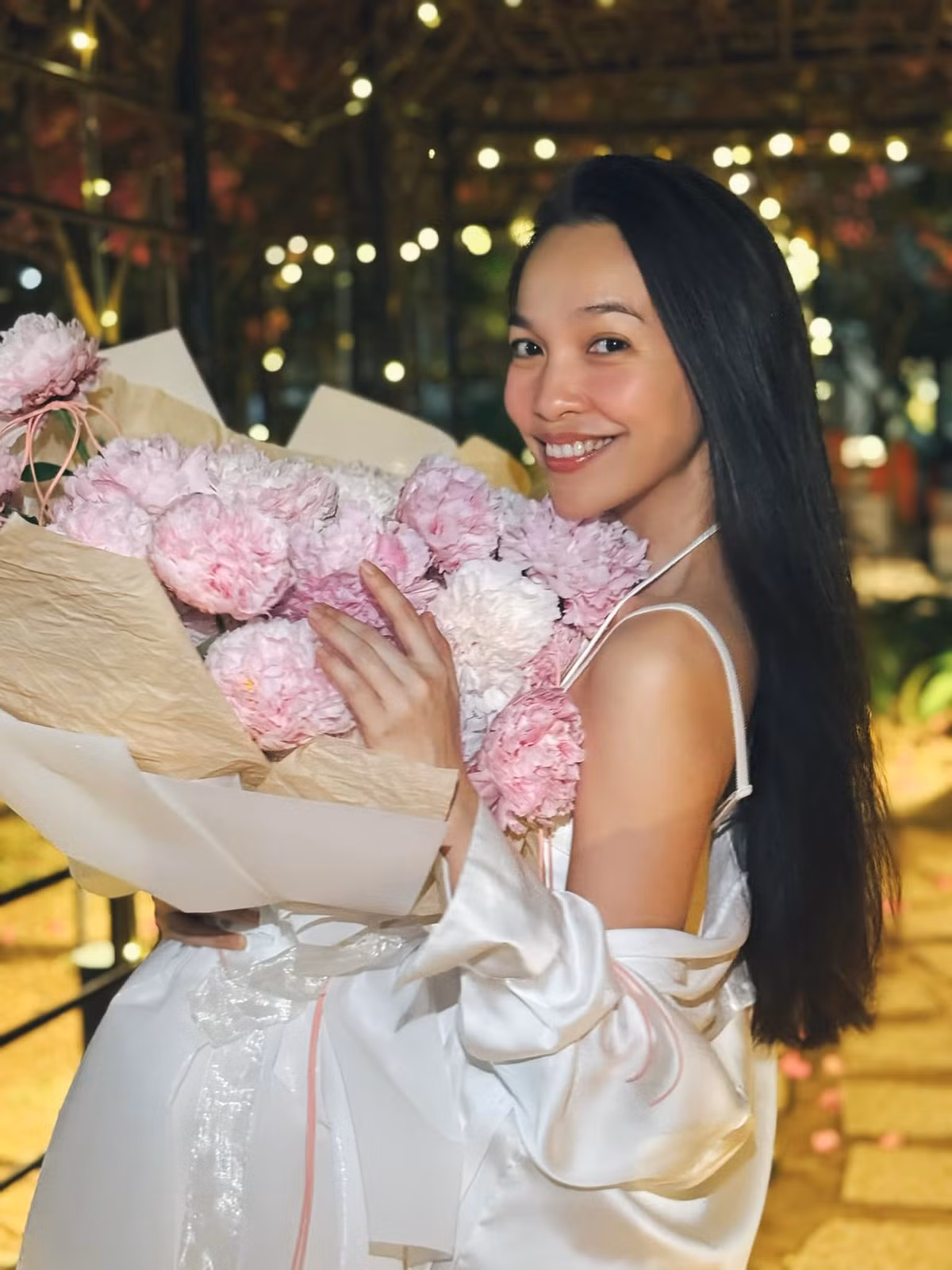 Ở tuổi 43, cô vẫn giữ được làn da căng mịn, vóc dáng thon gọn và nụ cười rạng rỡ. Ảnh: FB Hien Thuc