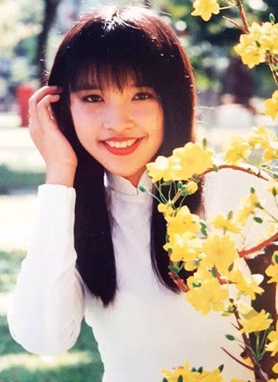 Trong những bức ảnh đó, Hiền Thục sở hữu gương mặt bầu bĩnh, đôi mắt to tròn và nụ cười tươi tắn. Ảnh: FB Hien Thuc