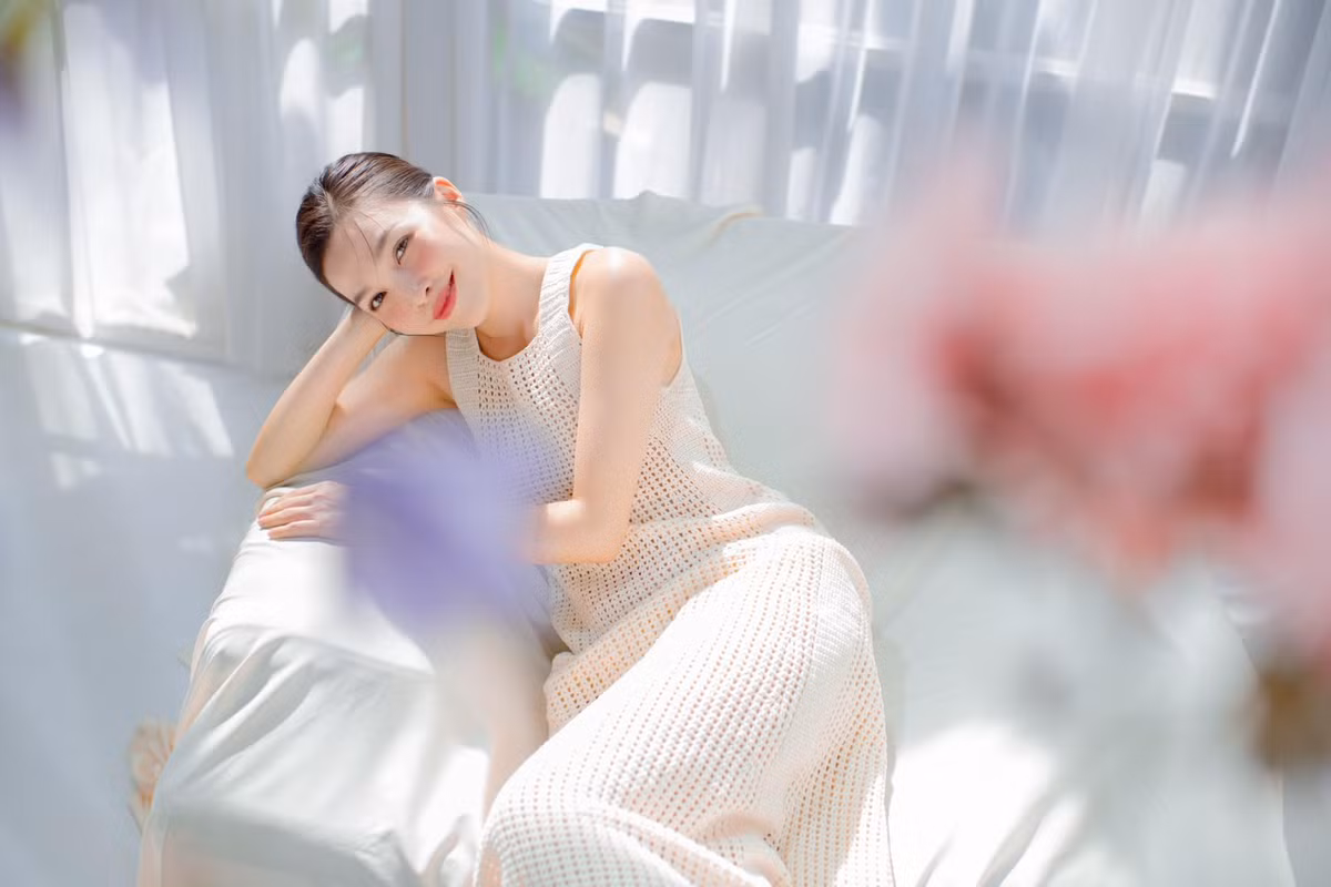 Cô sở hữu nhan sắc "băng thanh ngọc khiết" từ thuở thiếu nữ và biết cách chăm sóc bản thân để duy trì vẻ đẹp đó theo năm tháng. Ảnh: FB Hien Thuc