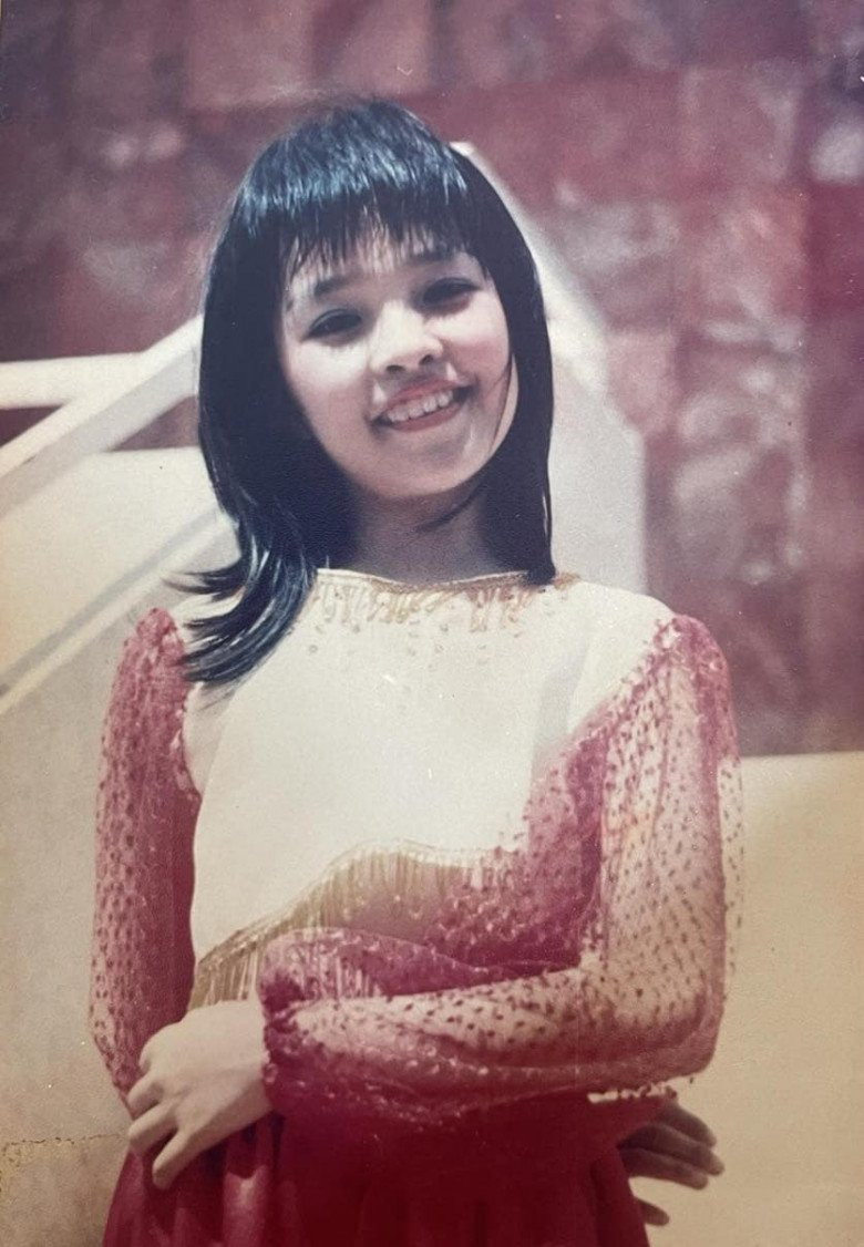 Tuy nhiên, những hình ảnh thời thiếu nữ của ca sĩ Hiền Thục đã nhanh chóng "đập tan" mọi nghi ngờ. Ảnh: FB Hien Thuc