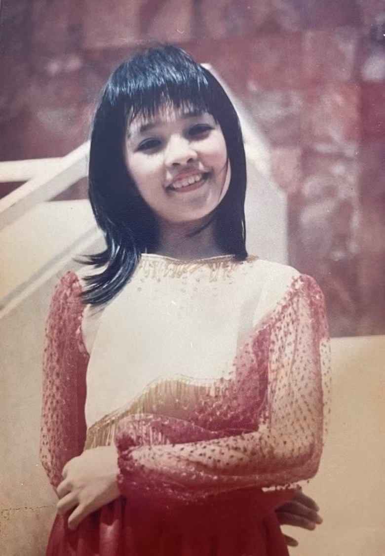 Tuy nhiên, những hình ảnh thời thiếu nữ của ca sĩ Hiền Thục đã nhanh chóng "đập tan" mọi nghi ngờ. Ảnh: FB Hien Thuc