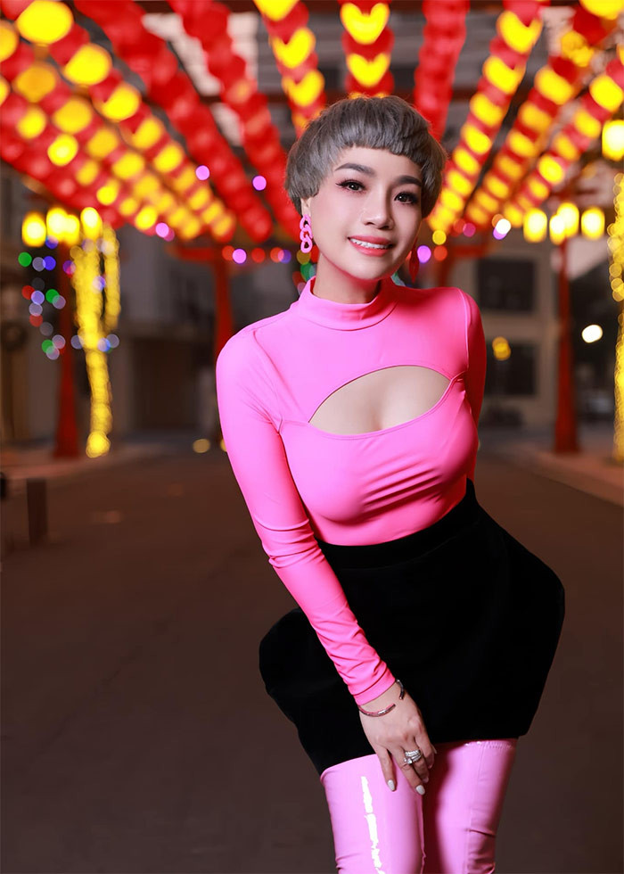 Ở tuổi 42, Ngọc Khuê lột xác trẻ trung hơn khi thay đổi phong cách từ mái tóc tới cách ăn mặc. (Ảnh: FB Ngọc Khuê)