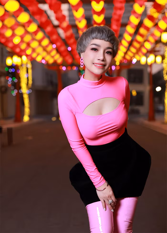 Ở tuổi 42, Ngọc Khuê lột xác trẻ trung hơn khi thay đổi phong cách từ mái tóc tới cách ăn mặc. (Ảnh: FB Ngọc Khuê)