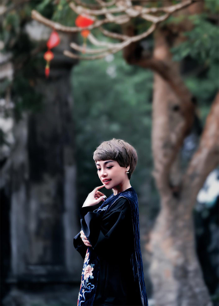 Nữ ca sĩ sinh năm 1983 từng đoạt giải Nhì ở Sao Mai 2003 và sau khi hoàn thành album đầu tay "Bên bờ ao nhà mình", Ngọc Khuê tham gia tiếp Sao Mai điểm hẹn 2004 và giành giải thưởng do Hội đồng nghệ thuật bình chọn. (Ảnh: FB Ngọc Khuê)