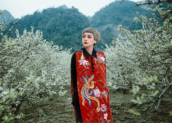 Sao Mai điểm hẹn 2004 đã đưa Ngọc Khuê trở thành giọng ca nổi bật của dòng nhạc dân gian đương đại với loạt ca khúc "Chuồn chuồn ớt", "Bà tôi", "Gió mùa về", "Cặp ba lá", "Người ở người về", "Đá trông chồng"... Từ năm 2012, Ngọc Khuê làm giảng viên Thanh nhạc tại Đại học Văn hoá Hà Nội. (Ảnh: FB Ngọc Khuê)