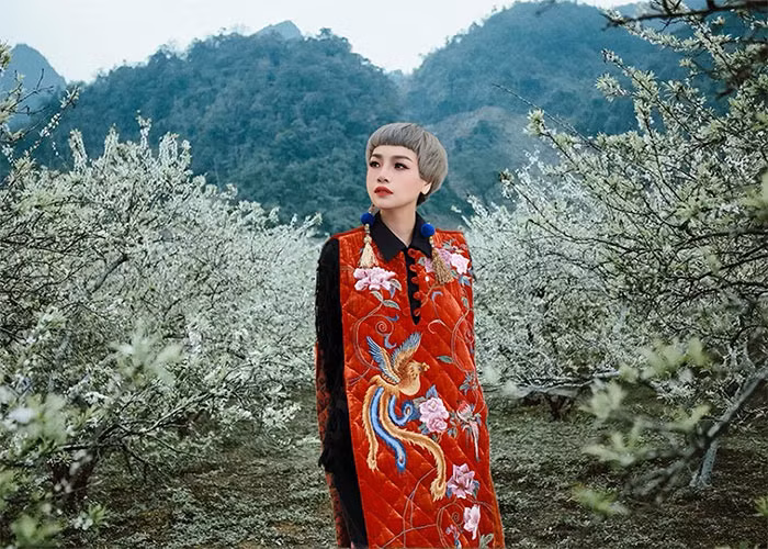 Sao Mai điểm hẹn 2004 đã đưa Ngọc Khuê trở thành giọng ca nổi bật của dòng nhạc dân gian đương đại với loạt ca khúc "Chuồn chuồn ớt", "Bà tôi", "Gió mùa về", "Cặp ba lá", "Người ở người về", "Đá trông chồng"... Từ năm 2012, Ngọc Khuê làm giảng viên Thanh nhạc tại Đại học Văn hoá Hà Nội. (Ảnh: FB Ngọc Khuê)