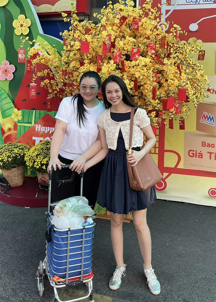 Tuy nhiên sau khi sinh con thì hôn nhân của cô trục trặc và cô trở thành mẹ đơn thân suốt bao năm qua. (Ảnh: FB Hiền Thục)