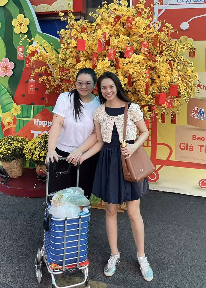 Tuy nhiên sau khi sinh con thì hôn nhân của cô trục trặc và cô trở thành mẹ đơn thân suốt bao năm qua. (Ảnh: FB Hiền Thục)