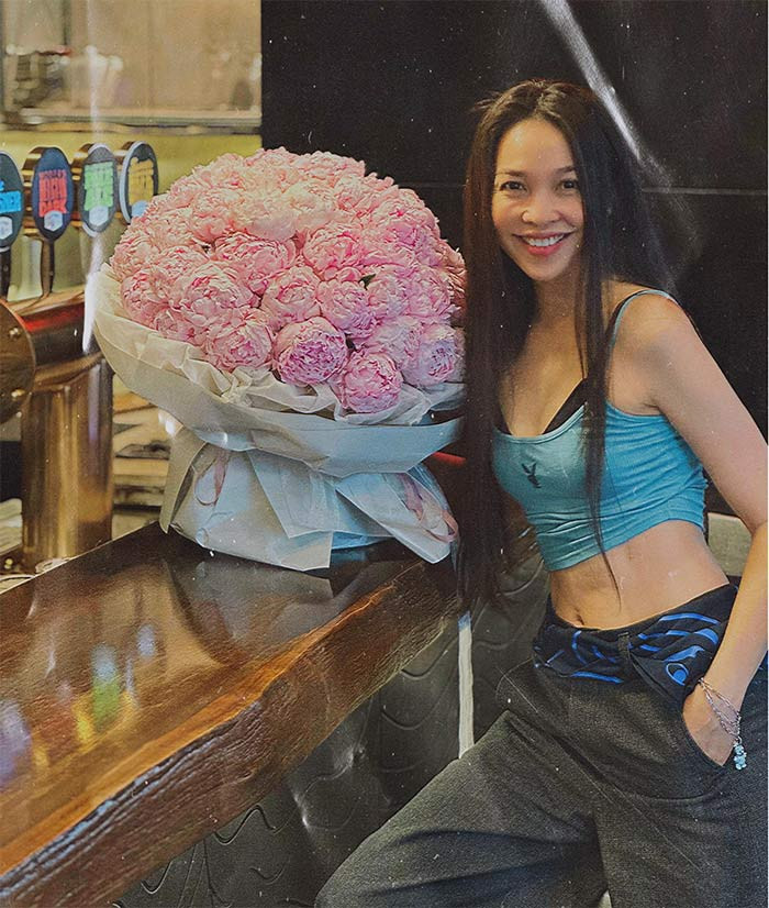 Nữ ca sĩ sinh năm 1981 rất tự tin khi khoe eo thon, dáng đẹp trên trang cá nhân. (Ảnh: FB Hiền Thục)