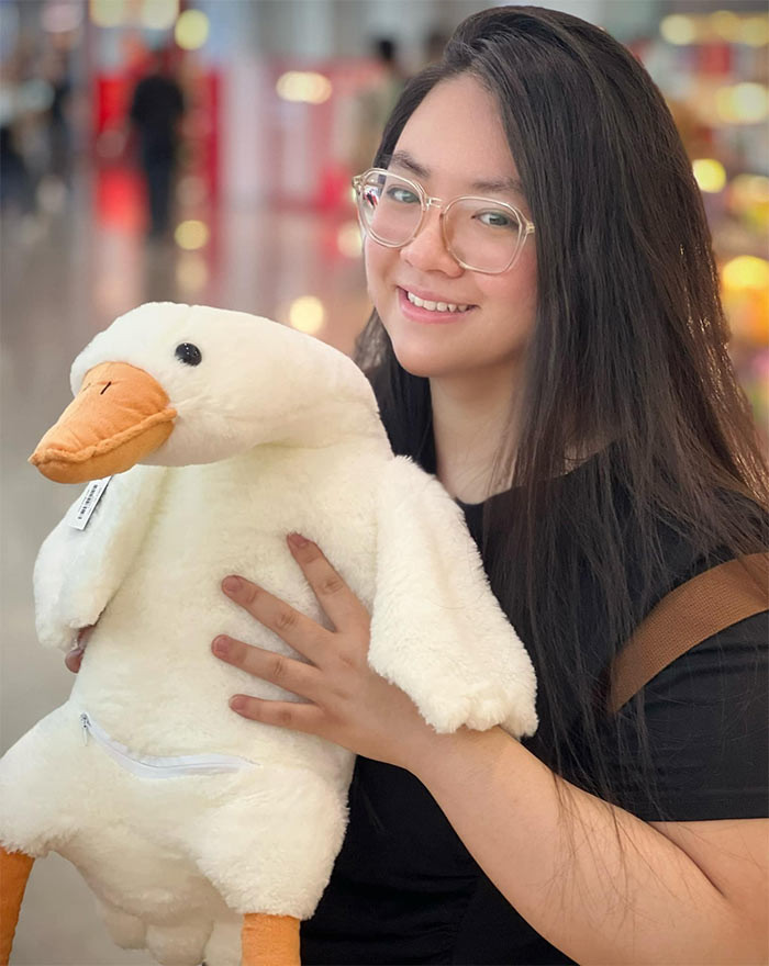 Gia Bảo không theo nghệ thuật mà chọn học ngành Quản trị sự kiện. Theo chia sẻ của giọng ca "Nhật ký của mẹ" con gái cô có cá tính khác mạnh và từ nhỏ đã biết tự lập. (Ảnh: FB Hiền Thục)