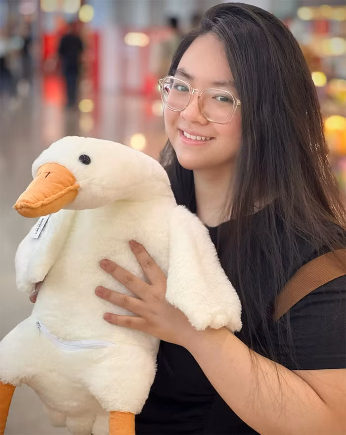 Gia Bảo không theo nghệ thuật mà chọn học ngành Quản trị sự kiện. Theo chia sẻ của giọng ca "Nhật ký của mẹ" con gái cô có cá tính khác mạnh và từ nhỏ đã biết tự lập. (Ảnh: FB Hiền Thục)