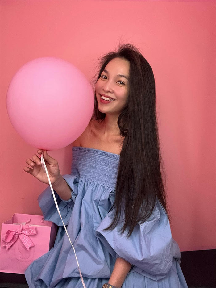 Mái tóc suôn dài, nụ cười tươi tắn, phong cách thời trang là những yếu tố giúp Hiền Thục "hack" tuổi. (Ảnh: FB Hiền Thục)