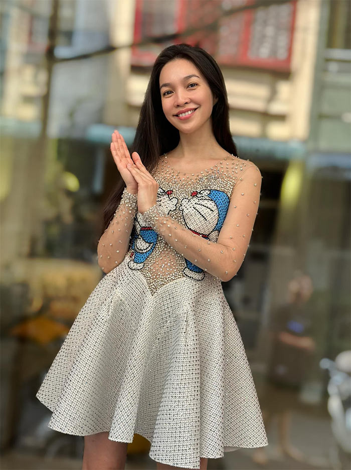 Nhìn Hiền Thục như thiếu nữ đôi mươi khi diện chiếc váy xòe ngắn có in hình Doraemon. (Ảnh: FB Hiền Thục)