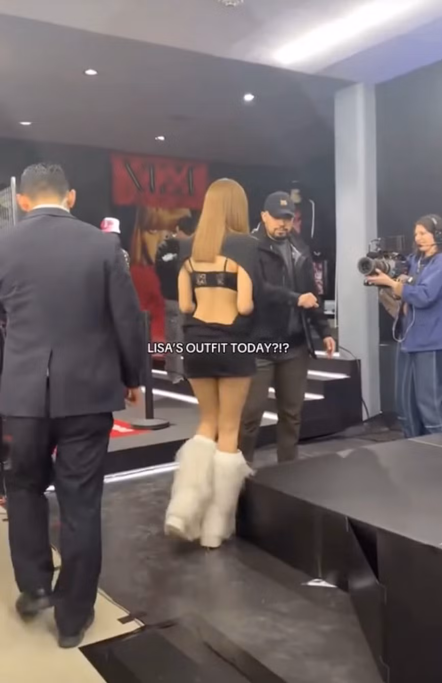 Trong một buổi gặp gỡ người hâm mộ tại Nhật Bản, Lisa gây chú ý với outfit lạ mắt. Cụ thể, cô xuất hiện với set trang phục kín trước hở sau.