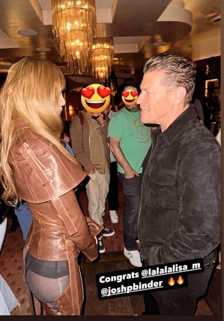 Chi tiết quần xuyên thấu và lớp bảo hộ hình tam giác dễ bị cho là quá gợi cảm, thậm chí có phần nhạy cảm đối với một số khán giả.