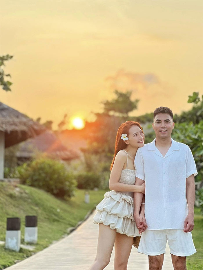 "Mọi thứ đều hoàn hảo trừ… lông chân!!!" - Người đẹp sinh năm 1993 viết trêu bạn trai trên trang cá nhân. (Ảnh: FB Nguyễn Huyền Trang)