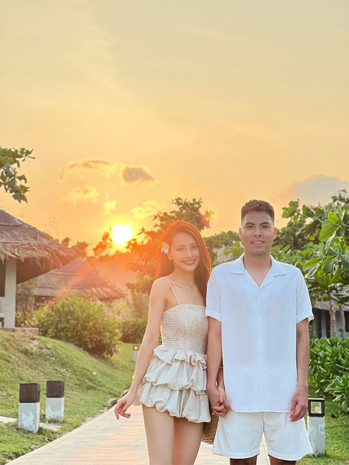 Trên trang cá nhân MC Huyền Trang (Trang Mù Tạt) vừa khoe loạt ảnh cô cùng bạn trai, cầu thủ bóng đá Phạm Đức Huy đi nghỉ ở một khu resort. (Ảnh: FB Nguyễn Huyền Trang)