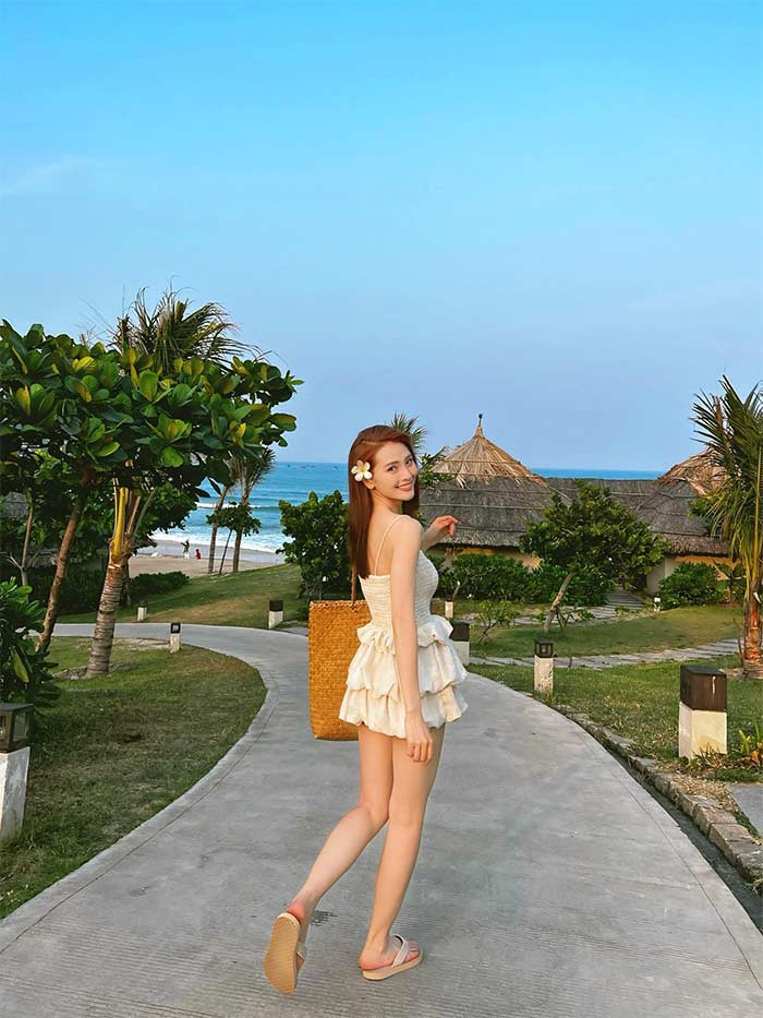 MC Huyền Trang Mù Tạt khoe đôi chân dài trong chiếc váy ngắn khi đi nghỉ dưỡng cùng bạn trai. (Ảnh: FB Nguyễn Huyền Trang)