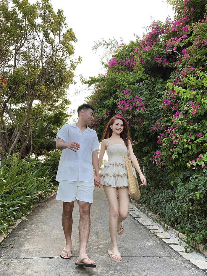 Sau khi công khai quan hệ, nữ MC và bạn trai kém tuổi thoải mái tương tác với nhau trên trang cá nhân và thường xuyên đăng ảnh cặp đôi. (Ảnh: FB Nguyễn Huyền Trang)