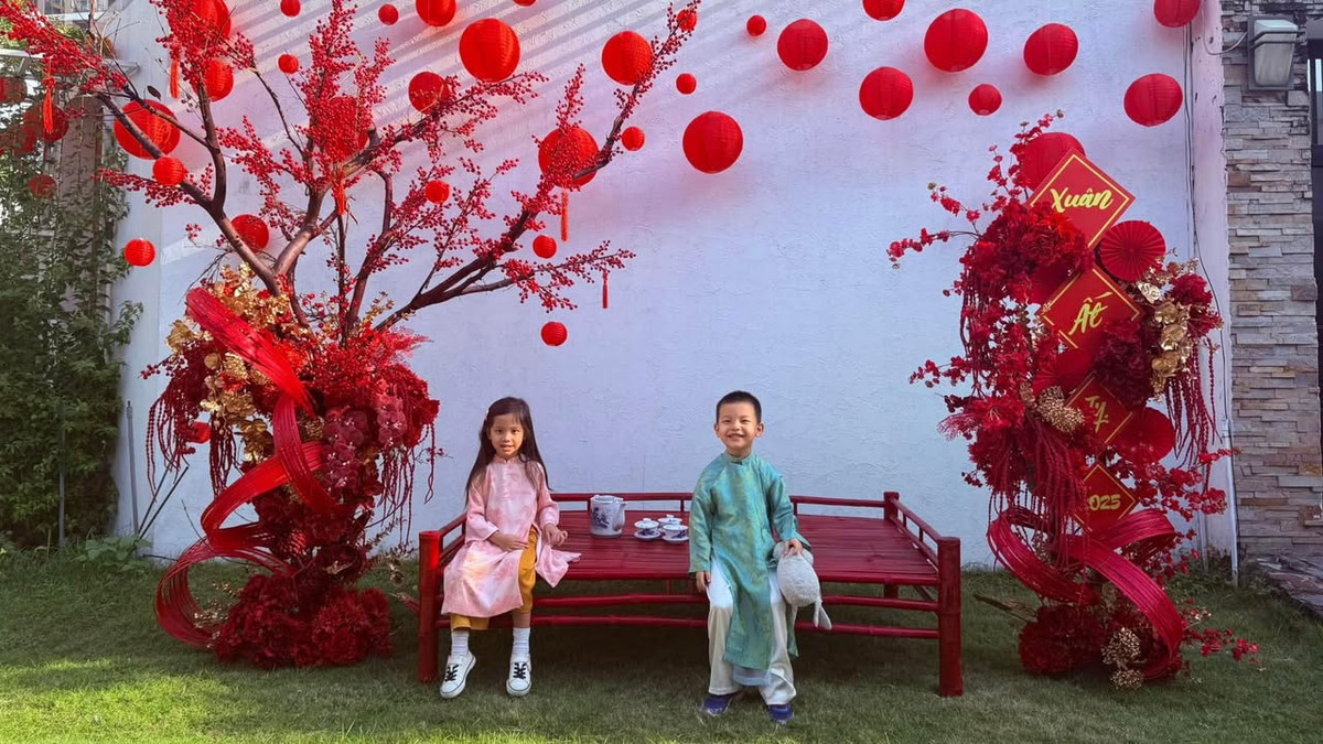 Cặp sinh đôi nhà Hồ Ngọc Hà chụp ảnh Tết ở biệt thự 300 m2. Ảnh: FB Ho Ngoc Ha