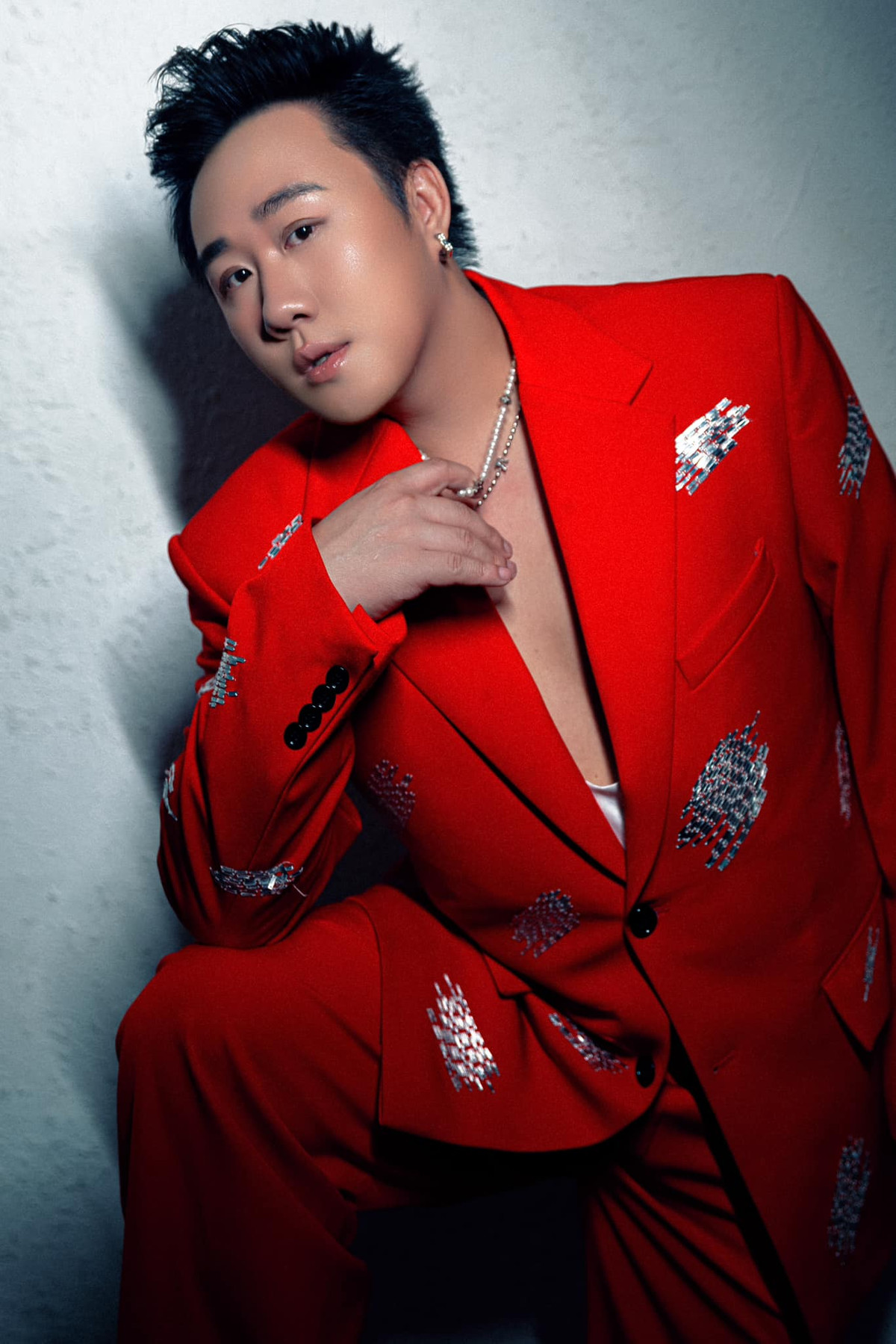 Ca sĩ Trung Quân diện trang phục đỏ tạo dáng chụp ảnh. Ảnh: FB Trung Quân