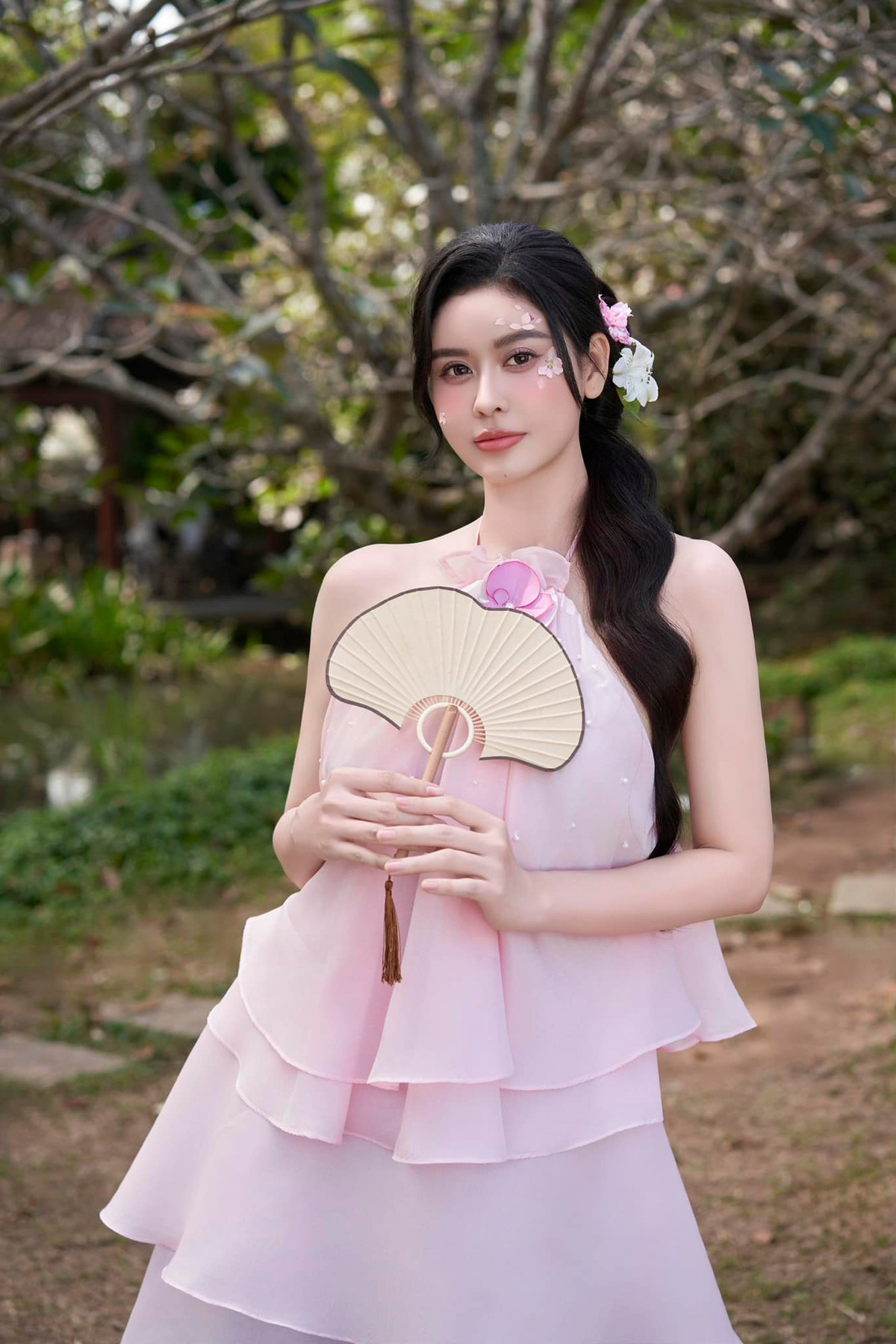 Trương Quỳnh Anh "thả thính": "Dù em có là loài hoa khó trồng. Người khó lòng vẫn sẽ chăm sóc thật tốt". Ảnh: FB Trương Quỳnh Anh