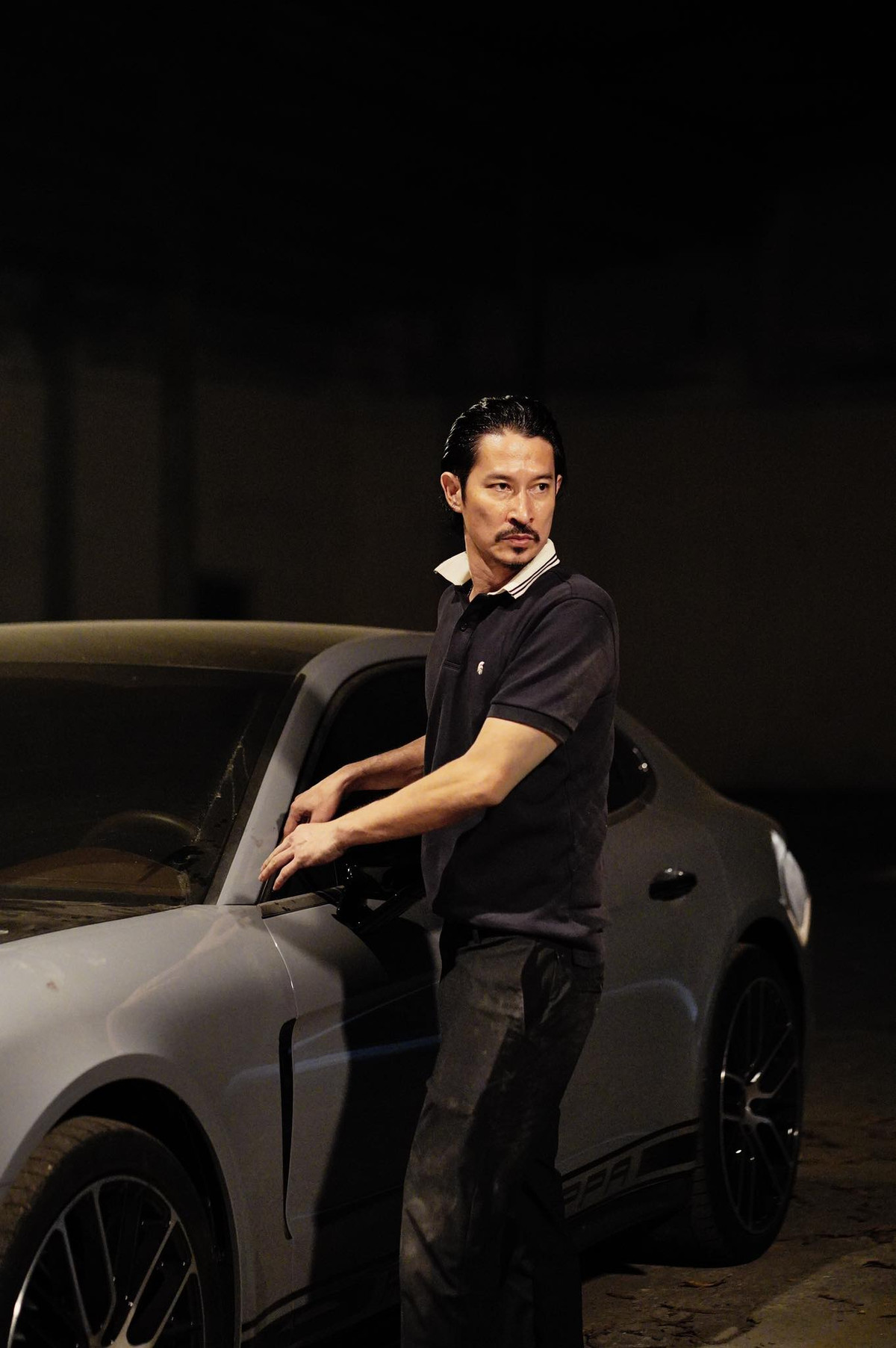 Diễn viên Huy Khánh tạo hình lãng tử, phong trần trong phim mới. Ảnh: FB Trần Phan Huy Khánh