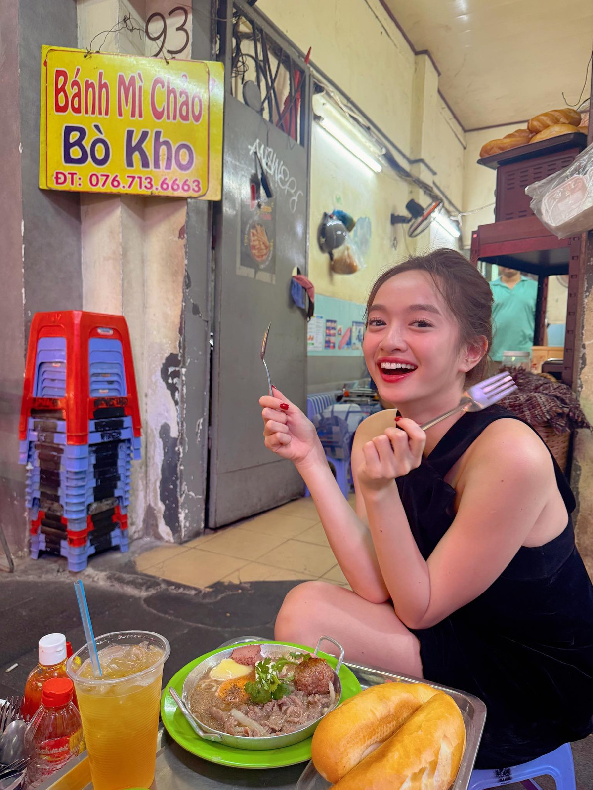 Diễn viên Kaity Nguyễn háo hức thưởng thức món bánh mì chảo. Ảnh: FB Kaity Nguyen
