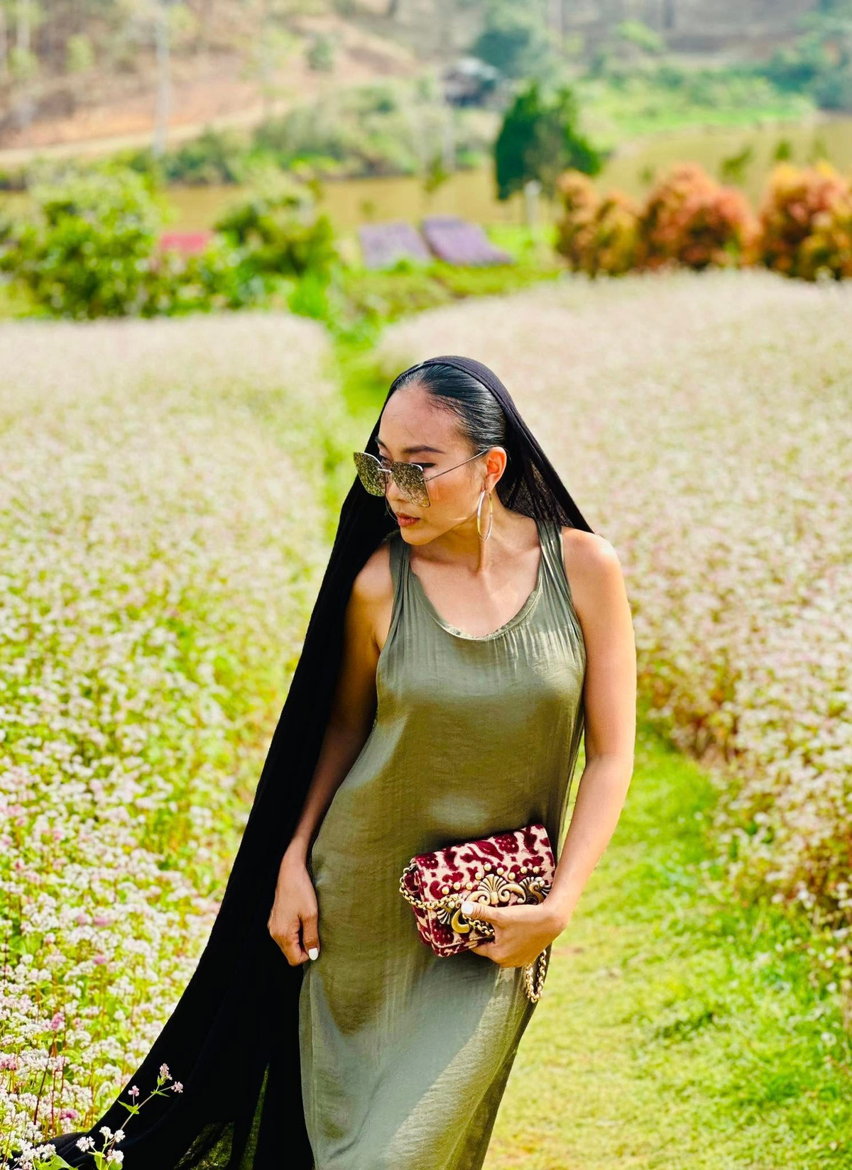  Tin tức sao Việt 23/3: Ca sĩ Đoan Trang tạo dáng đầy thần thái ở cánh đồng hoa khi đến Đà Lạt. Ảnh: FB Doan Trang