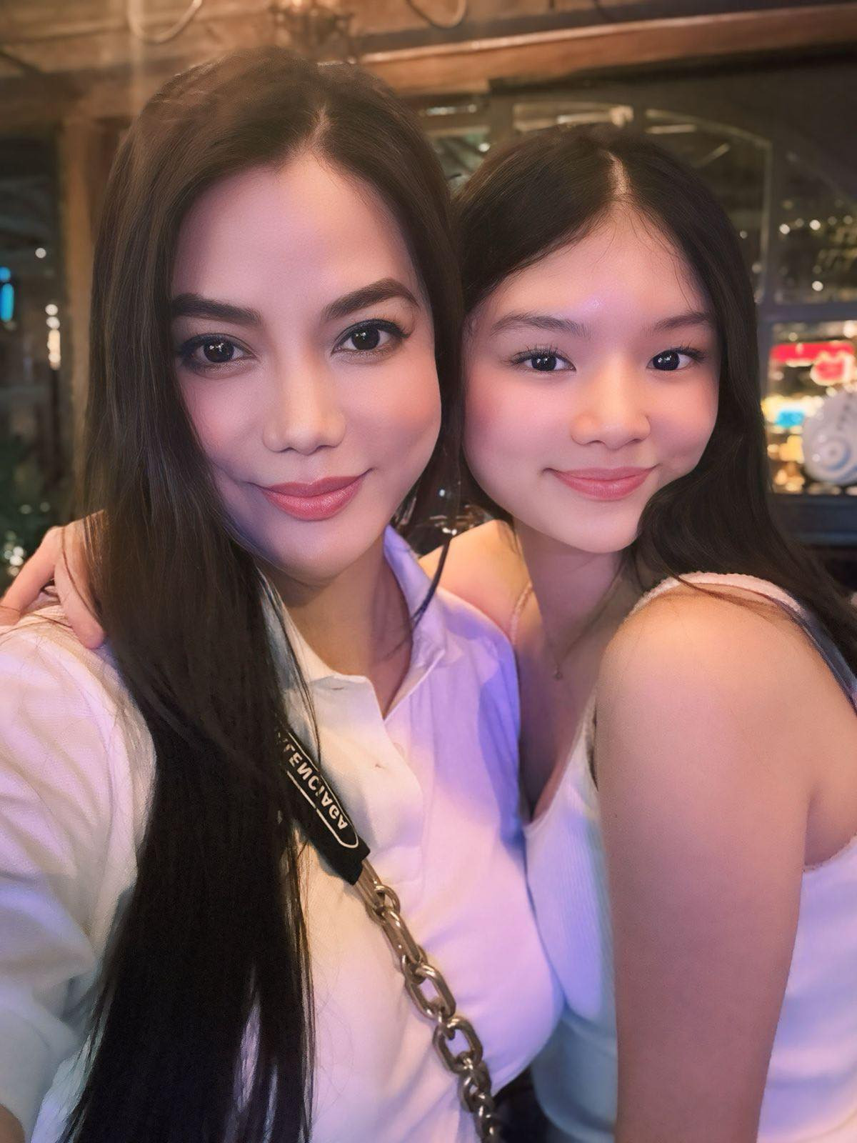 Trương Ngọc Ánh tận hưởng buổi tối cuối tuần thư thái cùng con gái Bảo Tiên. Ảnh: FB Trương Ngọc Ánh