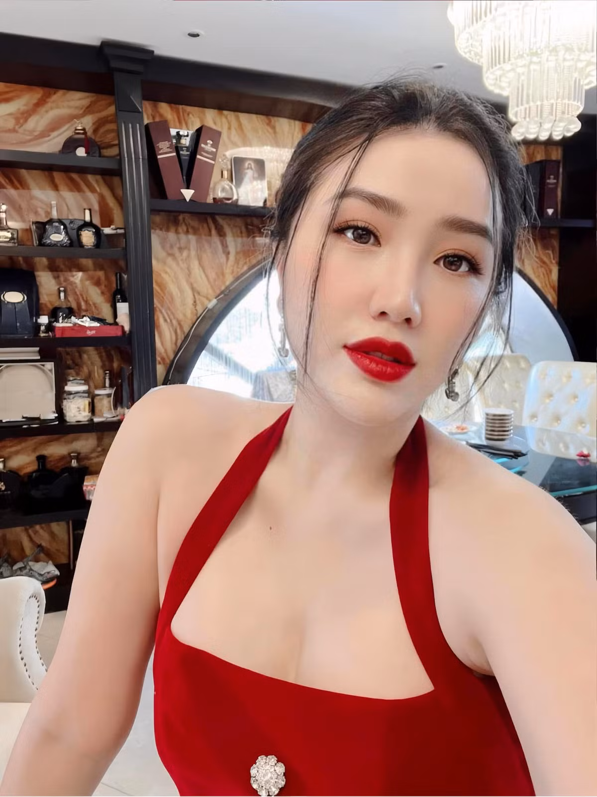 Cùng quan điểm với Hồ Ngọc Hà, Bảo Thy khuyên những cô gái nên yêu thương, bảo vệ và quý trọng bản thân mình. Ảnh: FB Bảo Thy