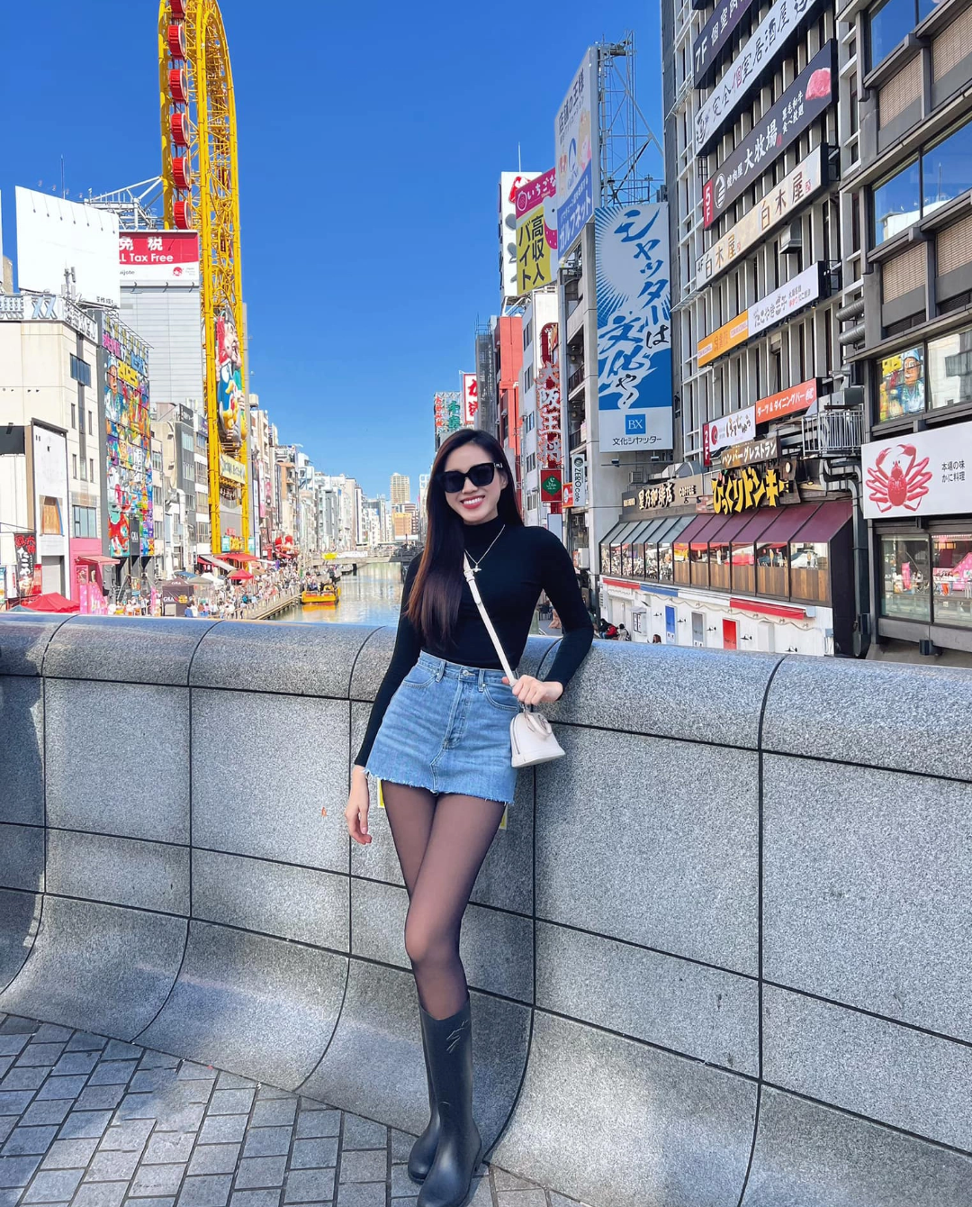 Trong những chuyến du lịch thời gian qua, Đỗ Thị Hà liên tục chưng diện các kiểu váy áo siêu ngắn khoe đôi chân hơn một mét. Ảnh: FB Đỗ Thị Hà