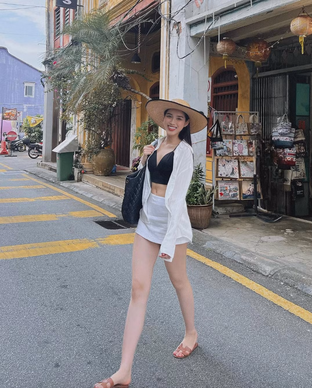 Trang phục của hoa hậu trong những chuyến vi vu luôn là váy ngắn tôn dáng triệt để. Ảnh: FB Đỗ Thị Hà