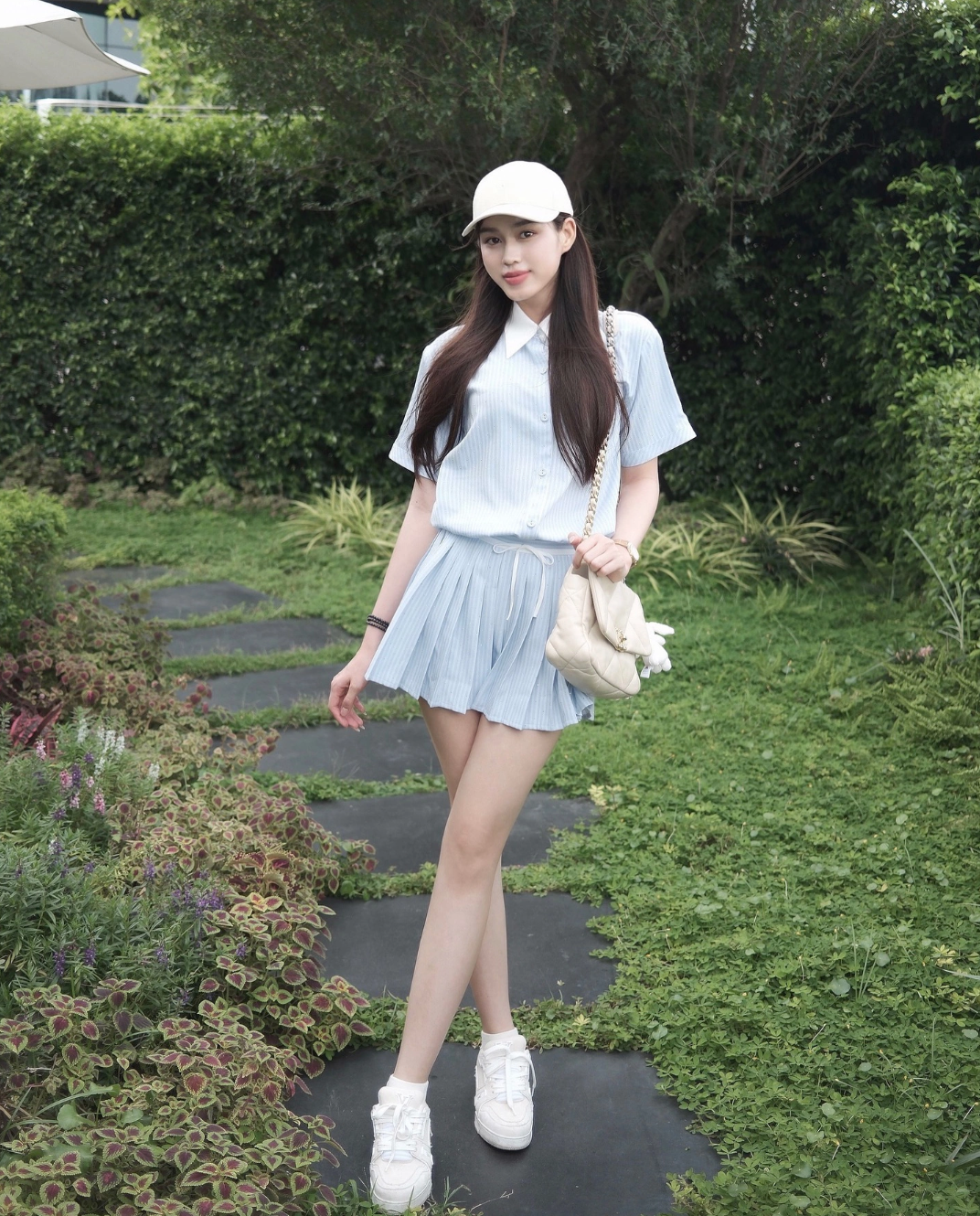 Với đôi chân 1,11 m, Đỗ Thị Hà không cần đi giày cao gót trông vẫn thanh thoát khi mặc váy ngắn. Ảnh: FB Đỗ Thị Hà