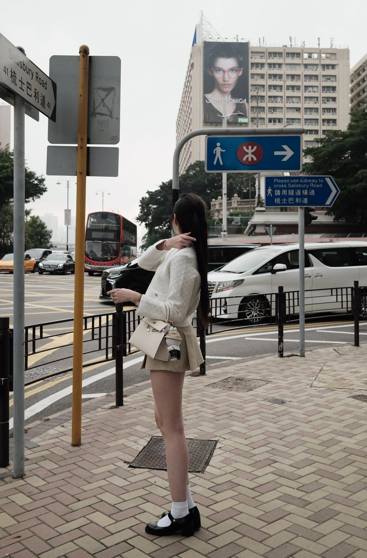 Outfit này không chỉ tôn lên vóc dáng thanh mảnh, mà còn giúp Hoa hậu Việt Nam 2020 khoe khéo đôi chân dài "trứ danh" của mình. Ảnh: FB Đỗ Thị Hà