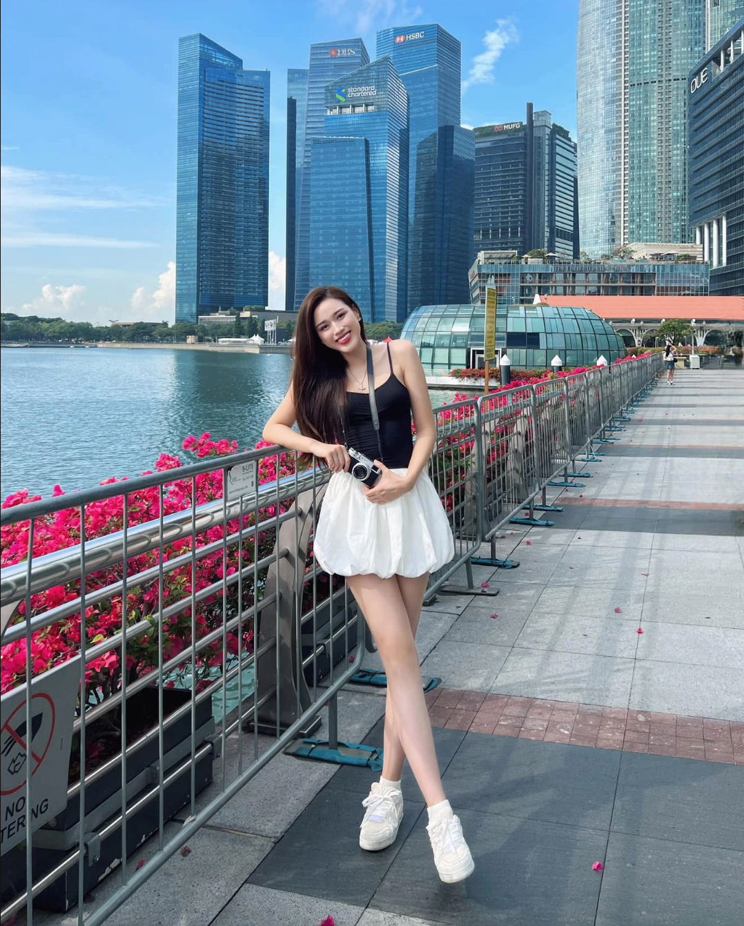 Gu mặc đồ khoe chân cũng là style quen thuộc của Đỗ Thị Hà trong những chuyến du lịch. Những set đồ cá tính, hiện đại giúp Hoa hậu Việt Nam 2020 được khen ngày càng thăng hạng phong cách. Ảnh: FB Đỗ Thị Hà