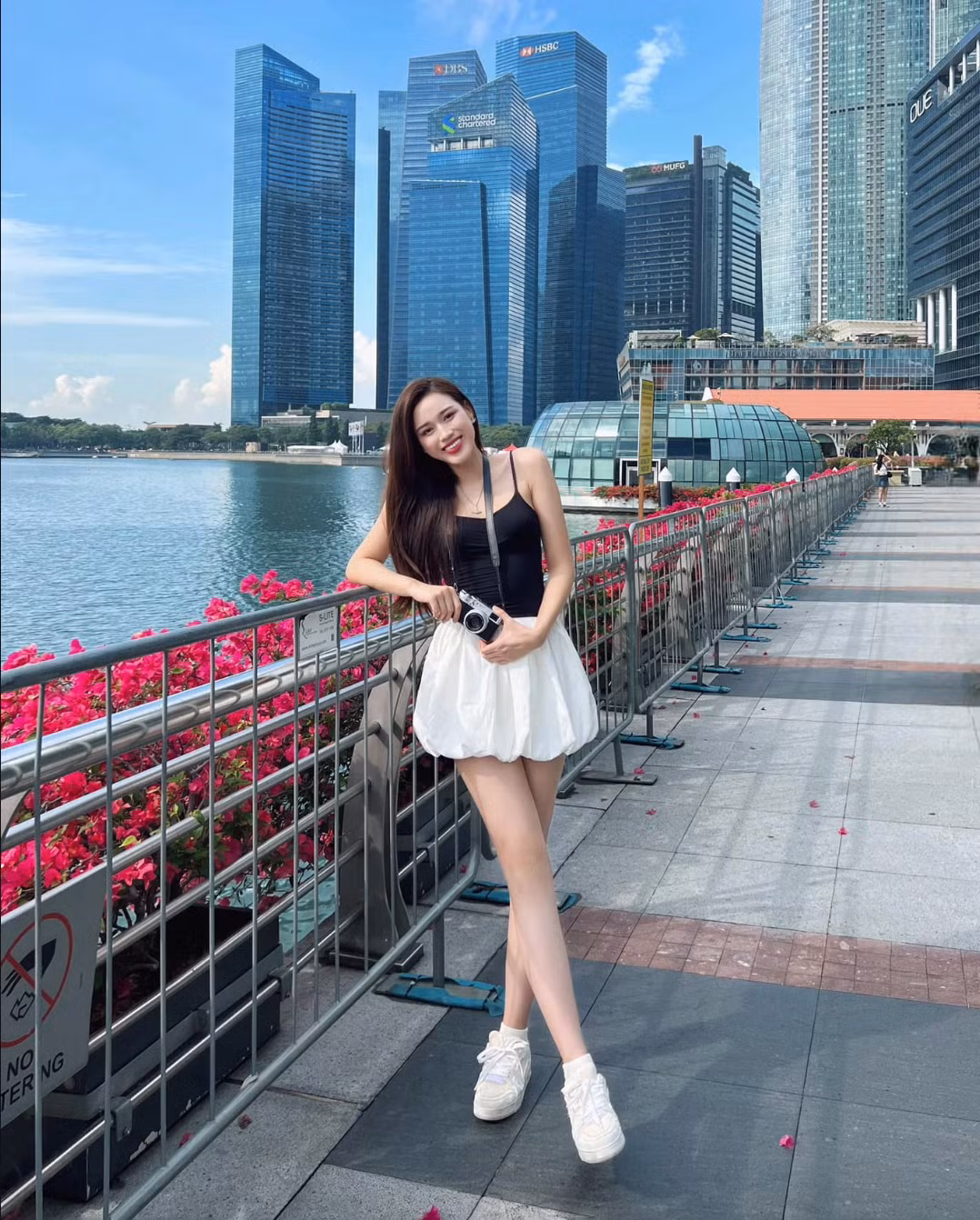 Gu mặc đồ khoe chân cũng là style quen thuộc của Đỗ Thị Hà trong những chuyến du lịch. Những set đồ cá tính, hiện đại giúp Hoa hậu Việt Nam 2020 được khen ngày càng thăng hạng phong cách. Ảnh: FB Đỗ Thị Hà