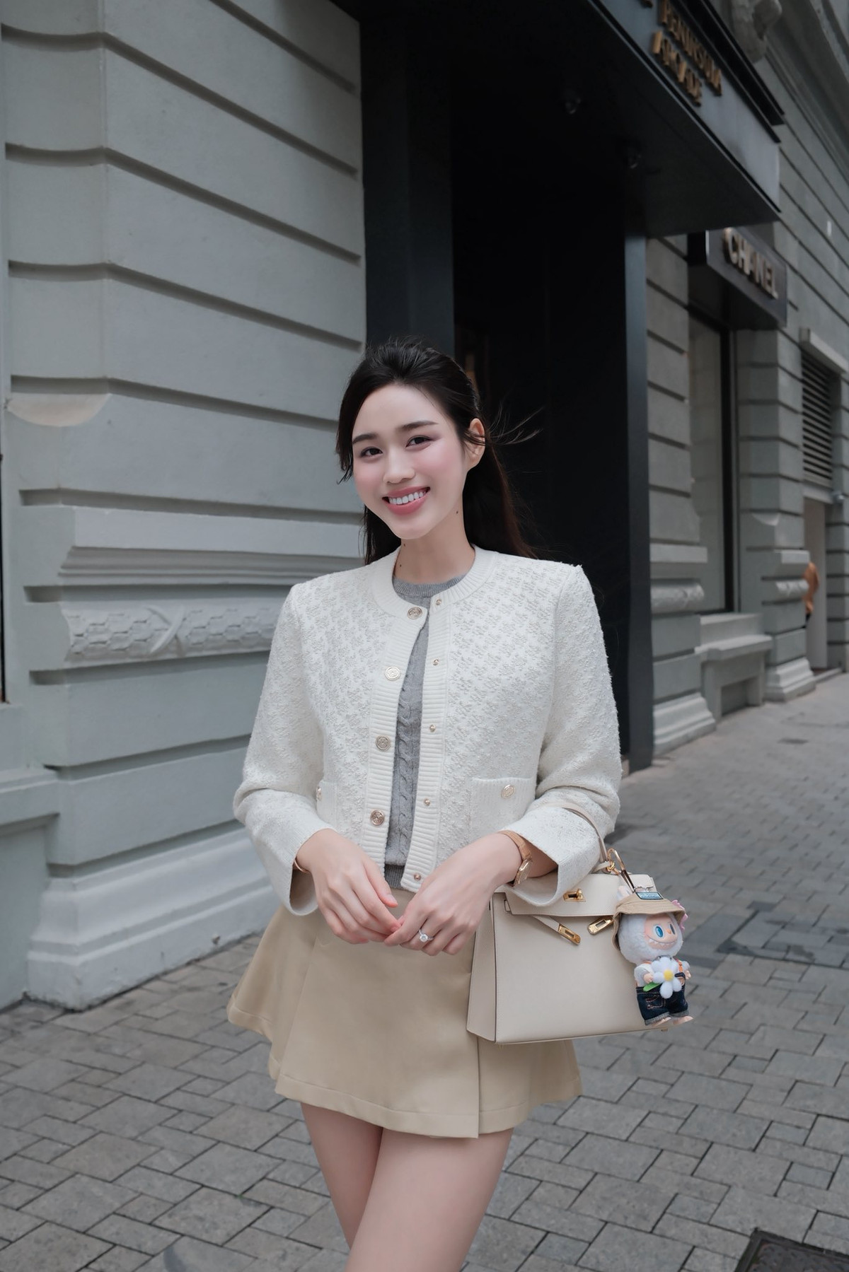 Mới đây nhất, trong chuyến khám phá Hồng Kông, Đỗ Thị Hà đã "chiêu đãi" người hâm mộ bằng loạt ảnh dạo phố đầy cuốn hút. Ảnh: FB Đỗ Thị Hà