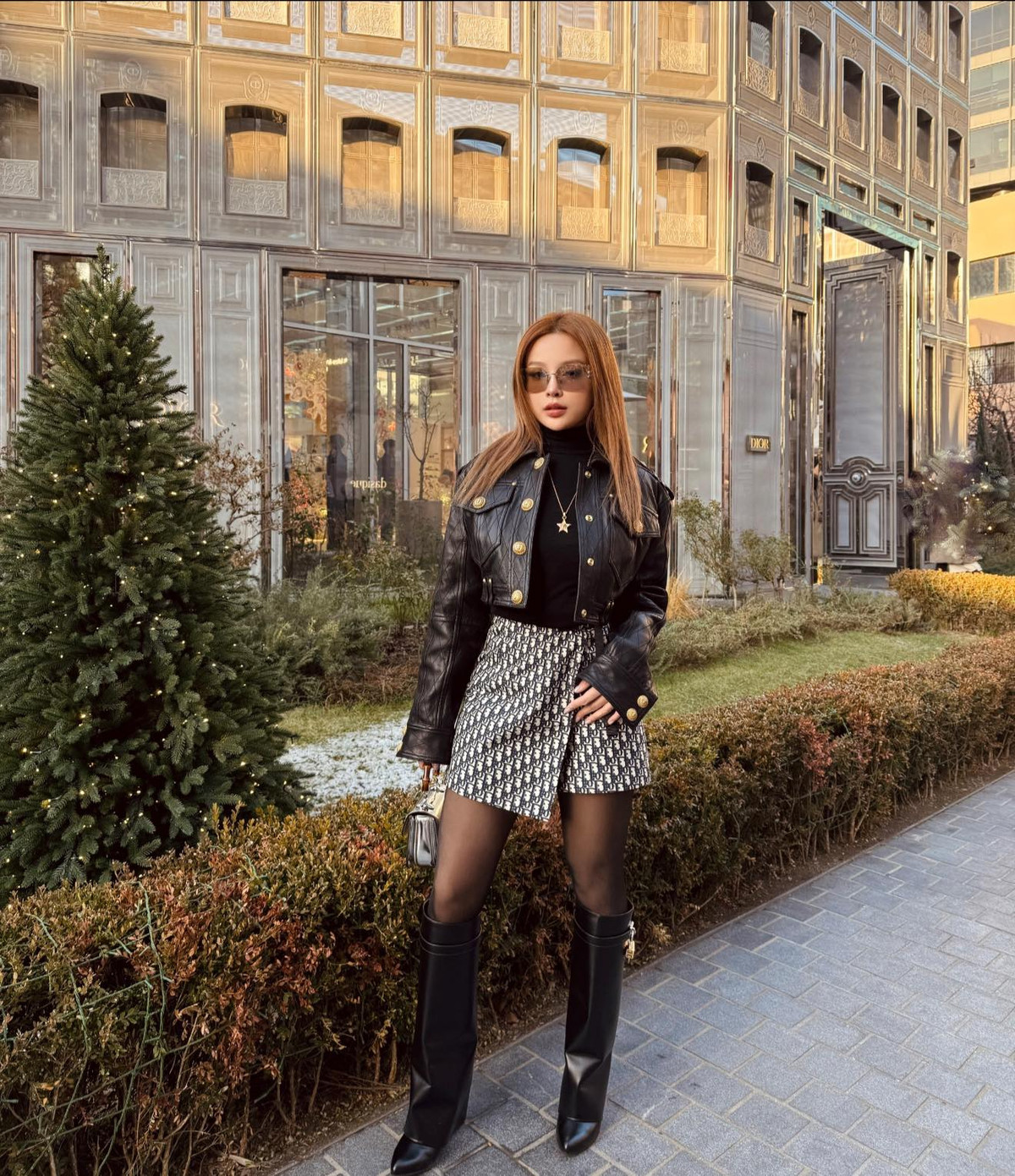 Cô cũng tích cực đầu tư cho bộ sưu tập đồ hiệu với vô số phụ kiện và quần áo từ những thương hiệu đình đám như Gucci, Chanel, Valentino…Ảnh: FB Đặng Ngọc Huyền